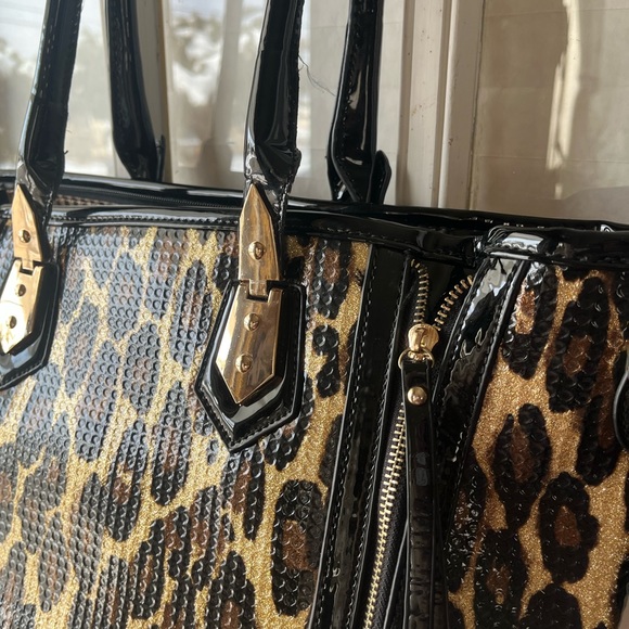 Leopard Print Tote - Picture 7 of 8